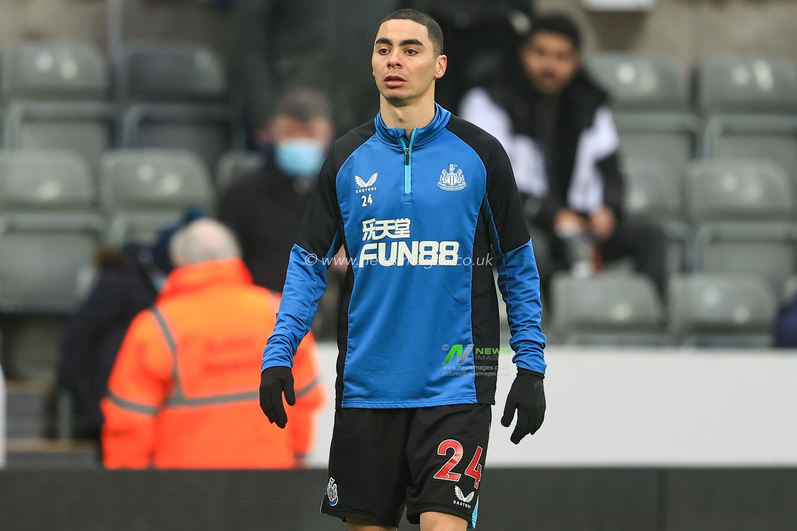 Miguel Almiron #24 of Newcastle United during the pre-game warmup