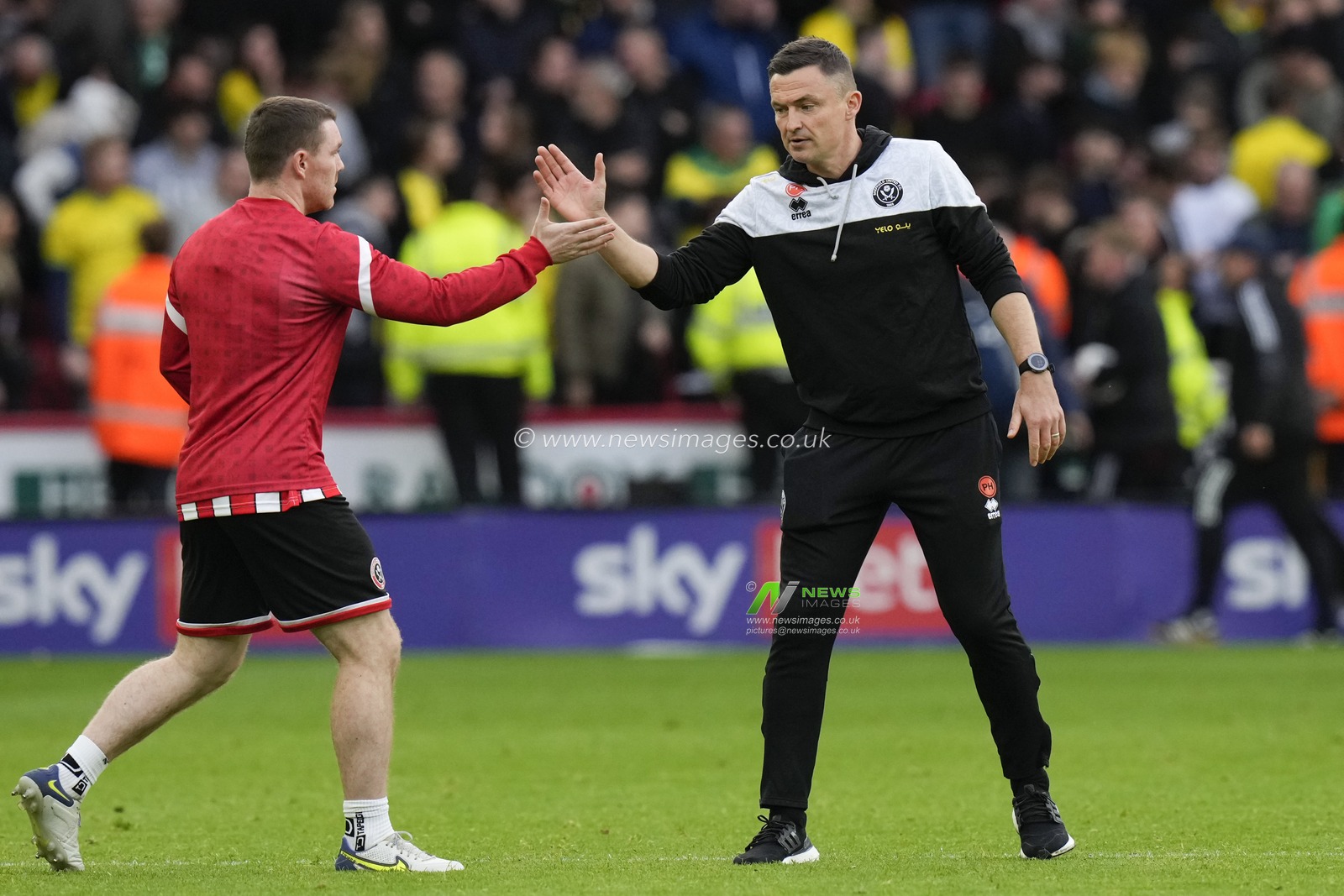 Paul Heckingbottom manager of Sheffield United high fives John Fleck after the Sky Bet Championship match Sheffield United vs Norwich City at Bramall Lane, Sheffield, United Kingdom, 22nd October 2022

(Photo by Steve Flynn/News Images)