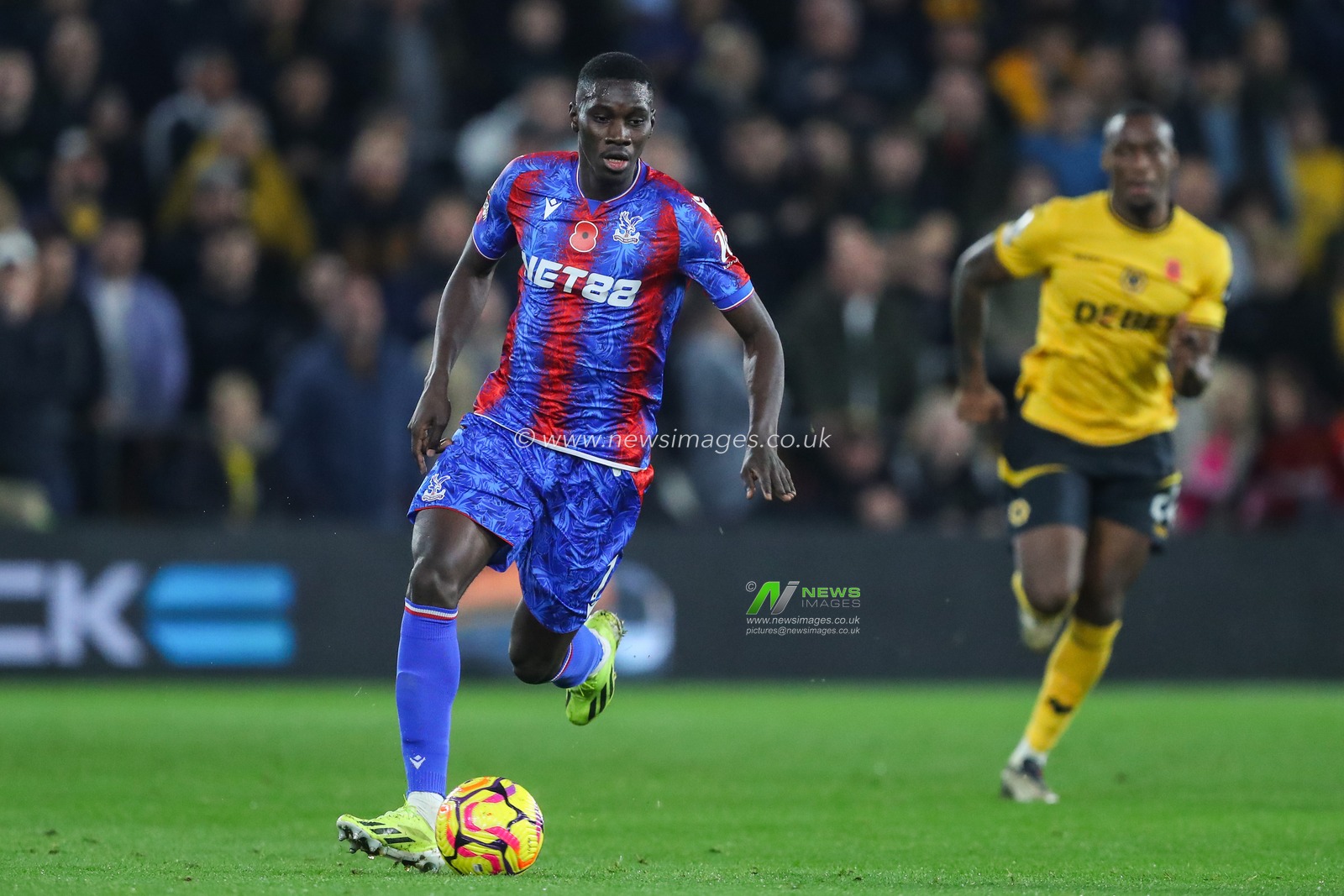 IsmaÃ¯la Sarr of Crystal Palace breaks with the ball during the Premier League match Wolverhampton Wanderers vs Crystal Palace at Molineux, Wolverhampton, United Kingdom, 2nd November 2024

(Photo by Gareth Evans/News Images)