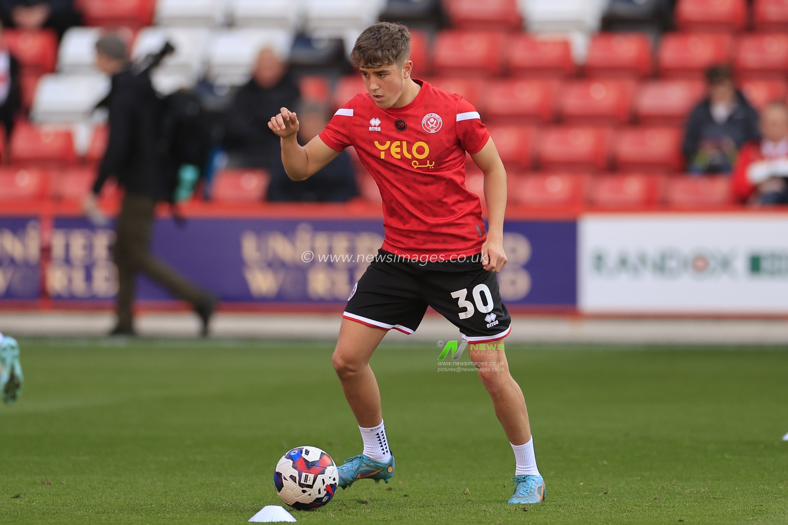 Oliver Arblaster #30 of Sheffield United during the warm up for the game ahead of the Sky Bet Championship match Sheffield United vs Blackpool at Bramall Lane, Sheffield, United Kingdom, 15th October 2022

(Photo by Conor Molloy/News Images)