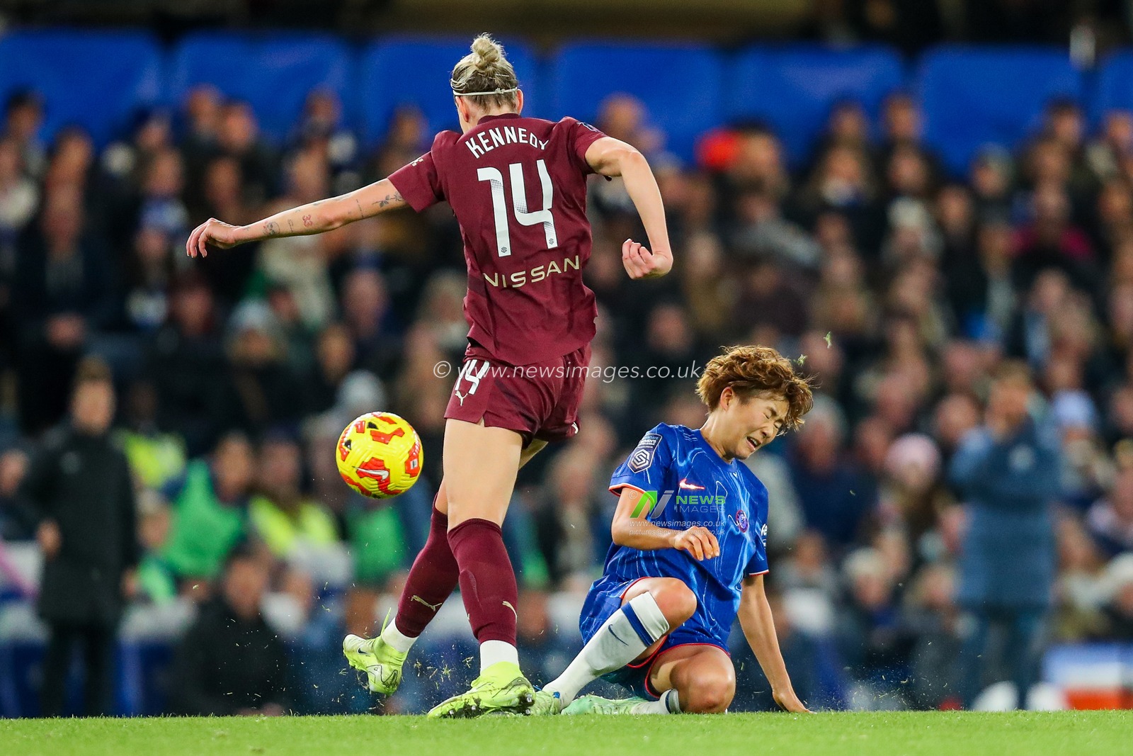 Alanna Kennedy of Manchester City Women battles for the ball with Maika Hamano of Chelsea Women during the Barclays Women's Super League match Chelsea FC Women vs Manchester City Women at Stamford Bridge, London, United Kingdom, 16th November 2024

(Photo by Izzy Poles/News Images)