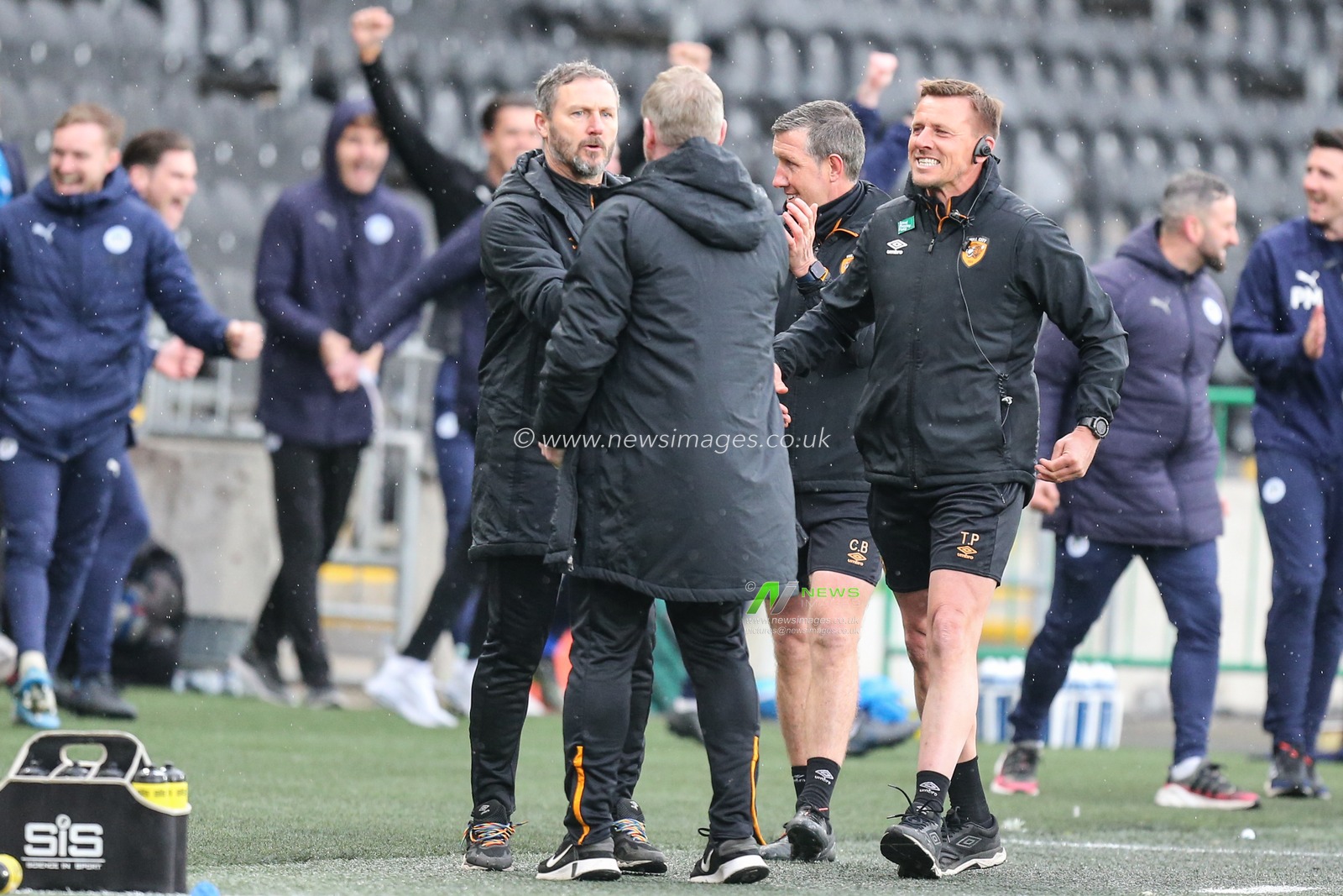 Grant McCann manager of Hull City celebrates with Hull City staff after the final whistle