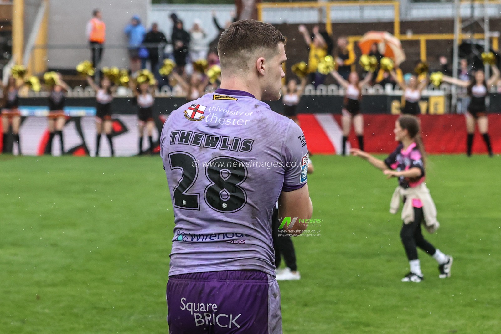 Jake Thewlis of Warrington Wolves applauds the fans after the game during the Betfred Super League round 19 match Castleford Tigers vs Warrington Wolves at The Mend-A-Hose Jungle, Castleford, United Kingdom, 20th July 2025

(Photo by Alfie Cosgrove/News Images)