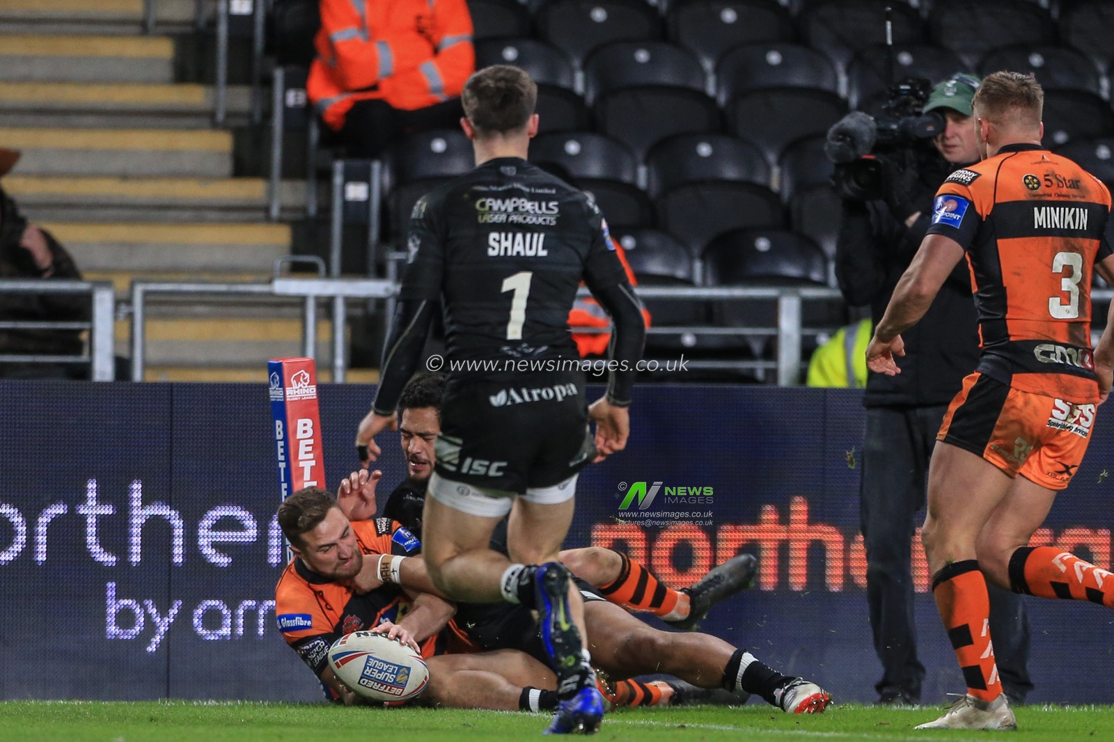 7th February 2019 , KCOM Stadium, Hull, England; Betfred Super League, Round 2, Hull FC vs Castleford Tigers ; James Clare (2) of Castleford Tigers goes over for a try 


Credit: Mark Cosgrove/News Images