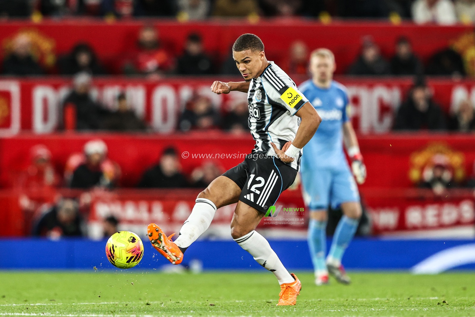 Malick Thiaw of Newcastle United passes the ball during the Premier League match Manchester United vs Newcastle United at Old Trafford, Manchester, United Kingdom, 26th December 2025

(Photo by Alfie Cosgrove/News Images)

*** GER AUT SUI OUT ***