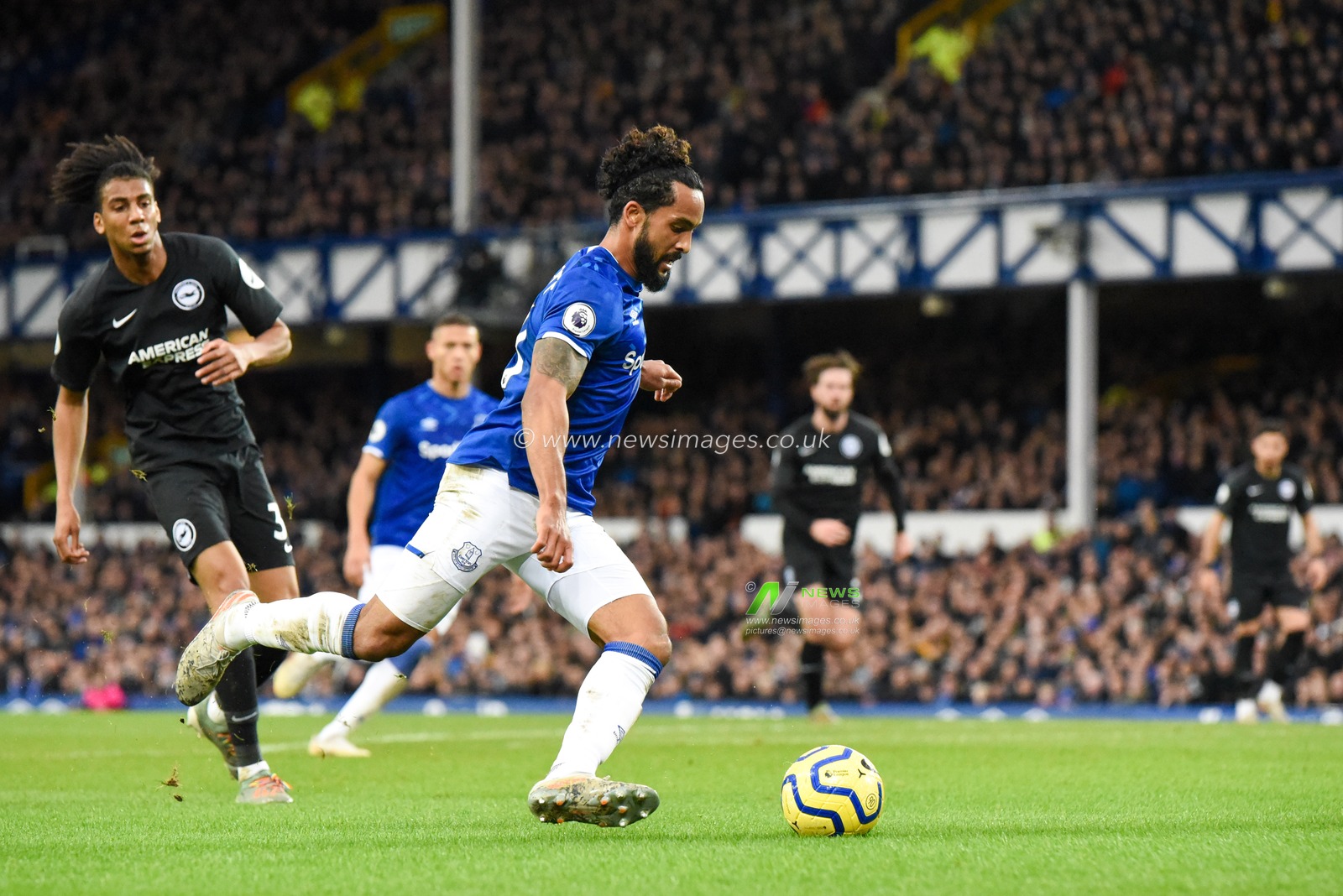 11th January 2020, Goodison Park, Liverpool, England; Premier League, Everton v Brighton and Hove Albion : Theo Walcott (11) of Everton looks to cross the ball from within the penalty box

Credit: Simon Whitehead/News Images