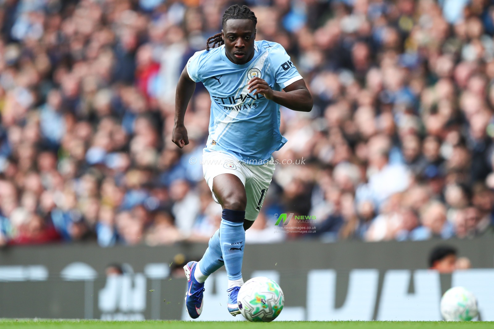 Jeremy Doku of Manchester City with ball at his feet during the Premier League match Manchester City vs Brentford at The City in the Community Etihad Stadium, Manchester, United Kingdom on 09 May 2026

(Photo by Jorge Horsted/News Images)