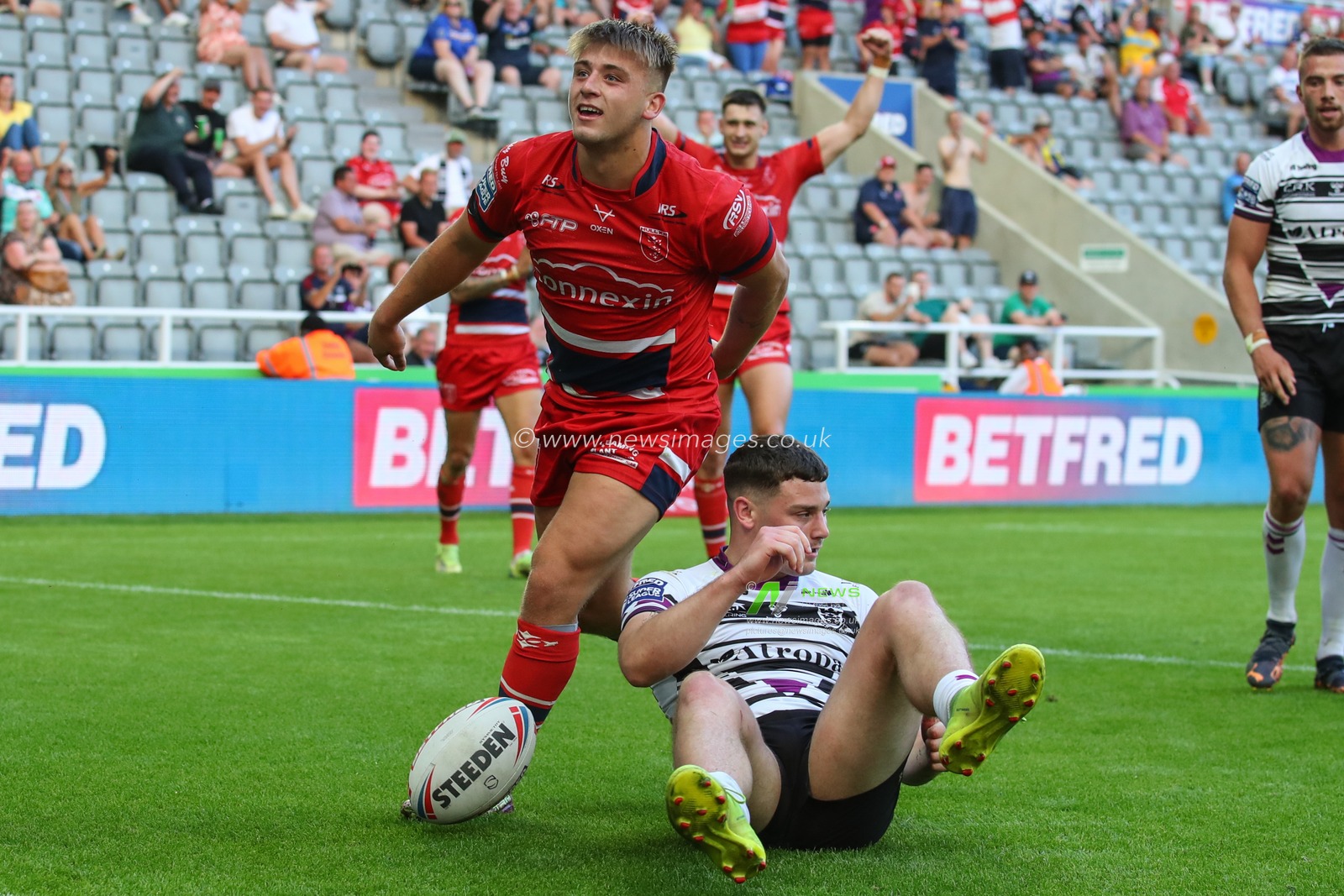 Mikey Lewis #20 of Hull KR scores his second try of the match