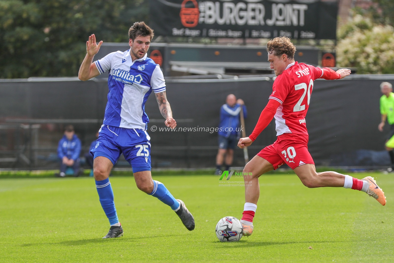 Callum Styles #20 of Barnsley takes a shot during the Sky Bet League 1 match Bristol Rovers vs Barnsley at Memorial Stadium, Bristol, United Kingdom, 12th August 2023

(Photo by Alfie Cosgrove/News Images)