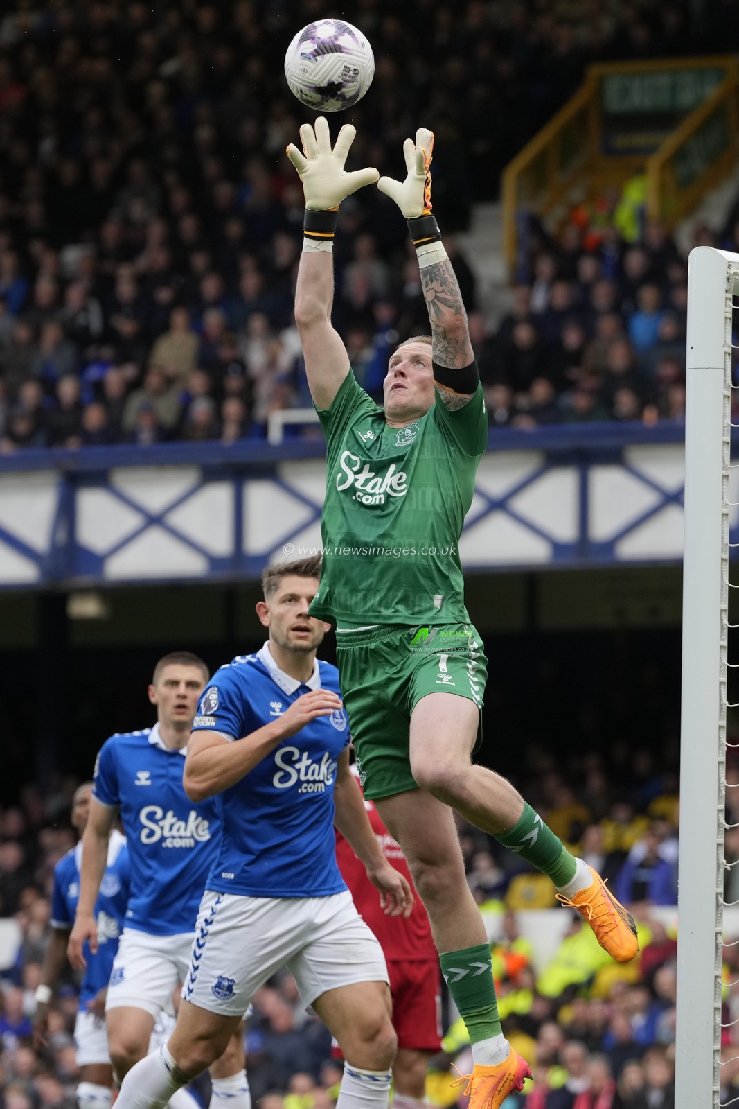 Jordan Pickford of Everton catches a cross during the Premier League match Everton vs Nottingham Forest at Goodison Park, Liverpool, United Kingdom, 21st April 2024

(Photo by Steve Flynn/News Images)