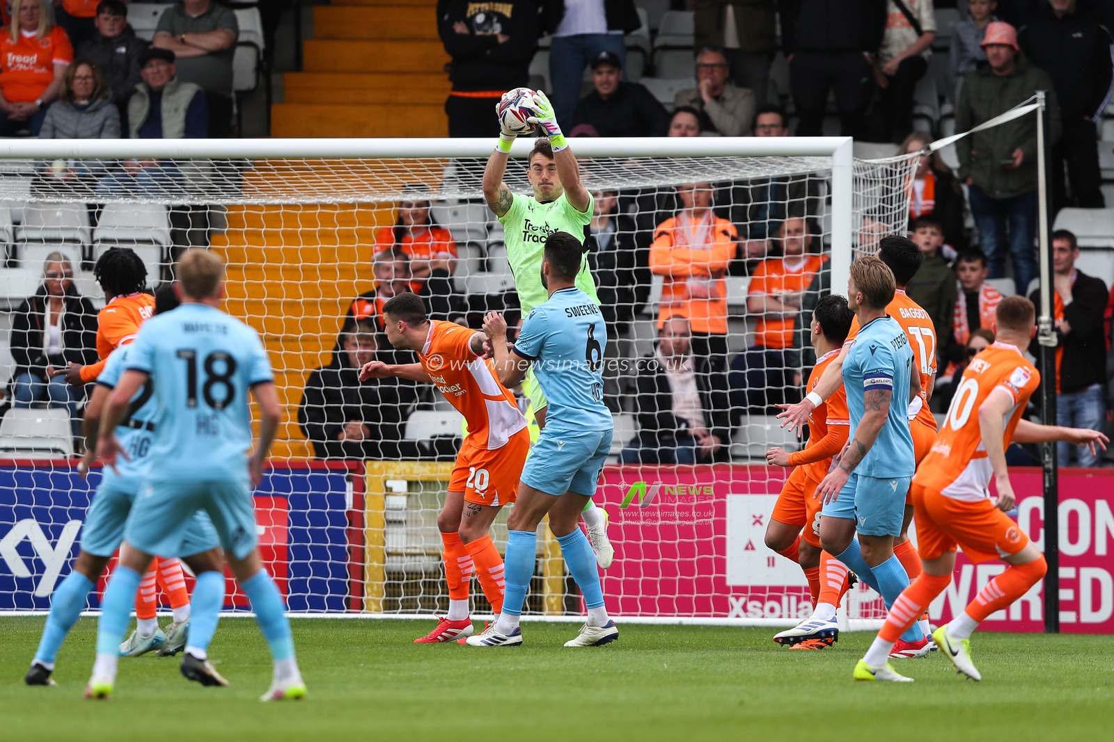 Harry Tyrer of Blackpool in action during the Sky Bet League 1 match Stevenage vs Blackpool at Lamex Stadium, Stevenage, United Kingdom, 18th April 2025

(Photo by Gareth Evans/News Images)