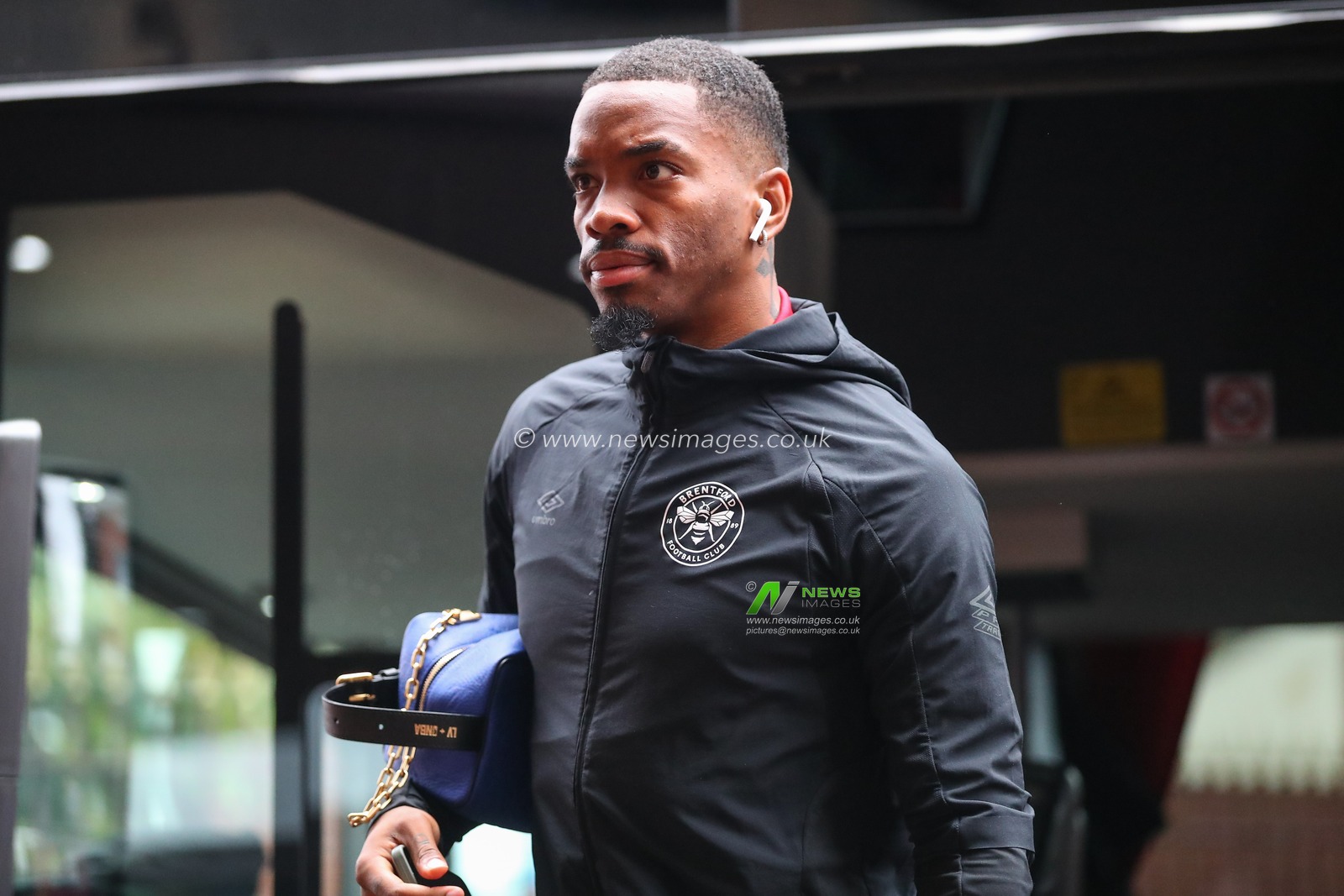 Ivan Toney #17 of Brentford arrives ahead of the Premier League match Aston Villa vs Brentford at Villa Park, Birmingham, United Kingdom, 23rd October 2022

(Photo by Gareth Evans/News Images)