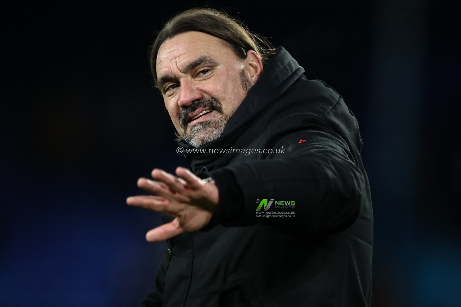 Daniel Farke manager of Leeds United celebrates the 2-1 win with the fans during the Sky Bet Championship match Leeds United vs Sunderland at Elland Road, Leeds, United Kingdom, 17th February 2025

(Photo by Alfie Cosgrove/News Images)