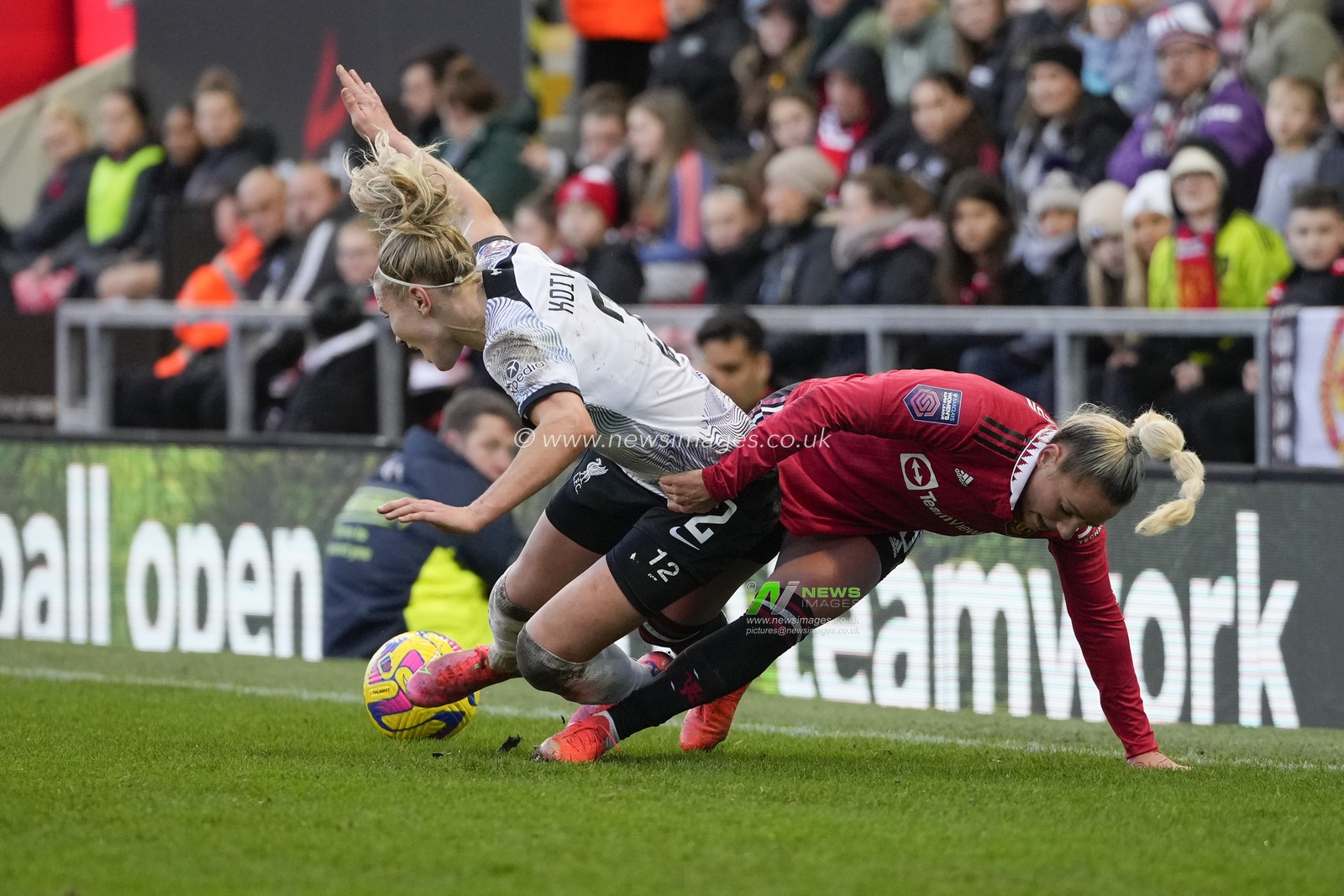 Emma Koivisto #2 of Liverpool Women tangles with Adrianna Leon #19 of Manchester United during the The Fa Women's Super League match Manchester United Women vs Liverpool Women at Leigh Sports Village, Leigh, United Kingdom, 15th January 2023

(Photo by Steve Flynn/News Images)