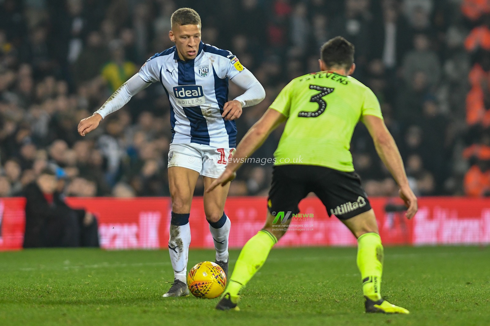 23rd February 2019, The Hawthorns, West Bromwich, England; Sky Bet Championship, West Bromwich Albion vs Sheffield United ; Dwight Gayle (16) of West Bromwich Albion runs at Enda Stevens (03) of Sheffield United 


Credit: Gareth Dalley/News Images

English Football League images are subject to DataCo Licence