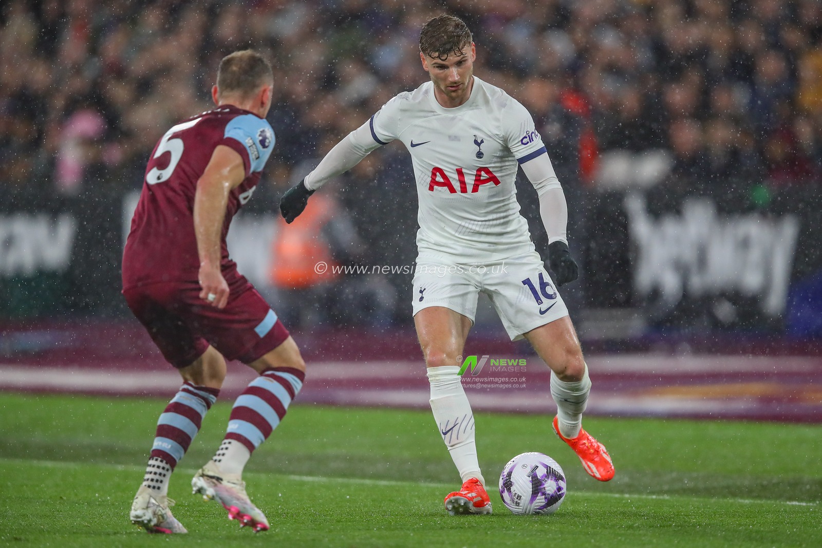 Timo Werner of Tottenham Hotspur passes the ball as VladimÃ­r Coufal of West Ham United pressures during the Premier League match West Ham United vs Tottenham Hotspur at London Stadium, London, United Kingdom, 2nd April 2024

(Photo by Gareth Evans/News Images)