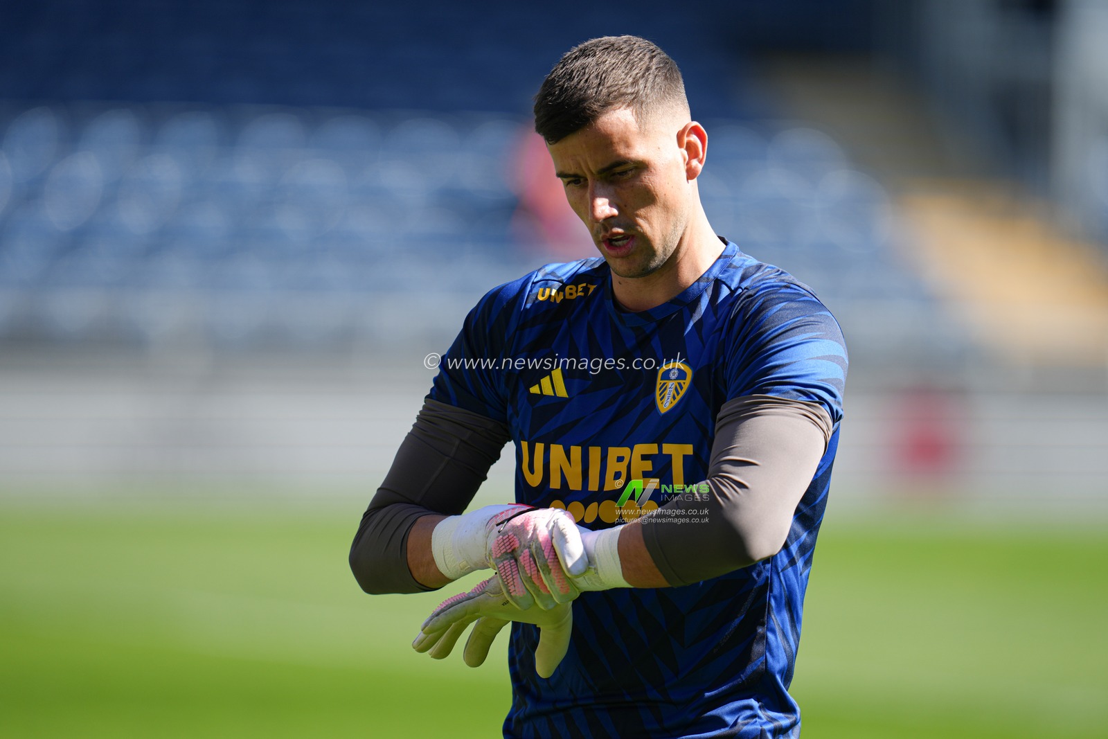 Karl Darlow of Leeds United ahead of the Sky Bet Championship match Luton Town vs Leeds United at Kenilworth Road, Luton, United Kingdom, 5th April 2025

(Photo by Harvey Murphy/News Images)