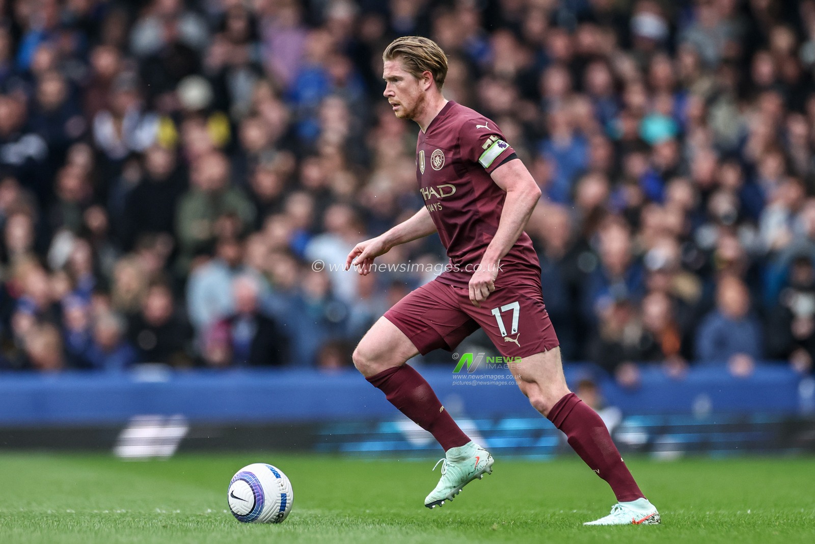 Kevin De Bruyne of Manchester City breaks with the ball during the Premier League match Everton vs Manchester City at Goodison Park, Liverpool, United Kingdom, 19th April 2025

(Photo by Mark Cosgrove/News Images)