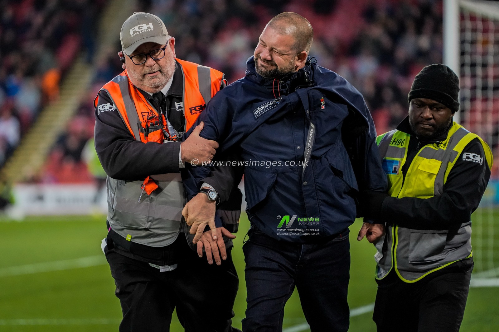 A pitch invader celebrates Yuki Ohashi of Blackburn Rovers scoring to make it 0-2 as security tries to remove him from the pitch during the Sky Bet Championship match Sheffield United vs Blackburn Rovers at Bramall Lane, Sheffield, United Kingdom on 22 April 2026

(Photo by Maynard Manyowa/News Images)