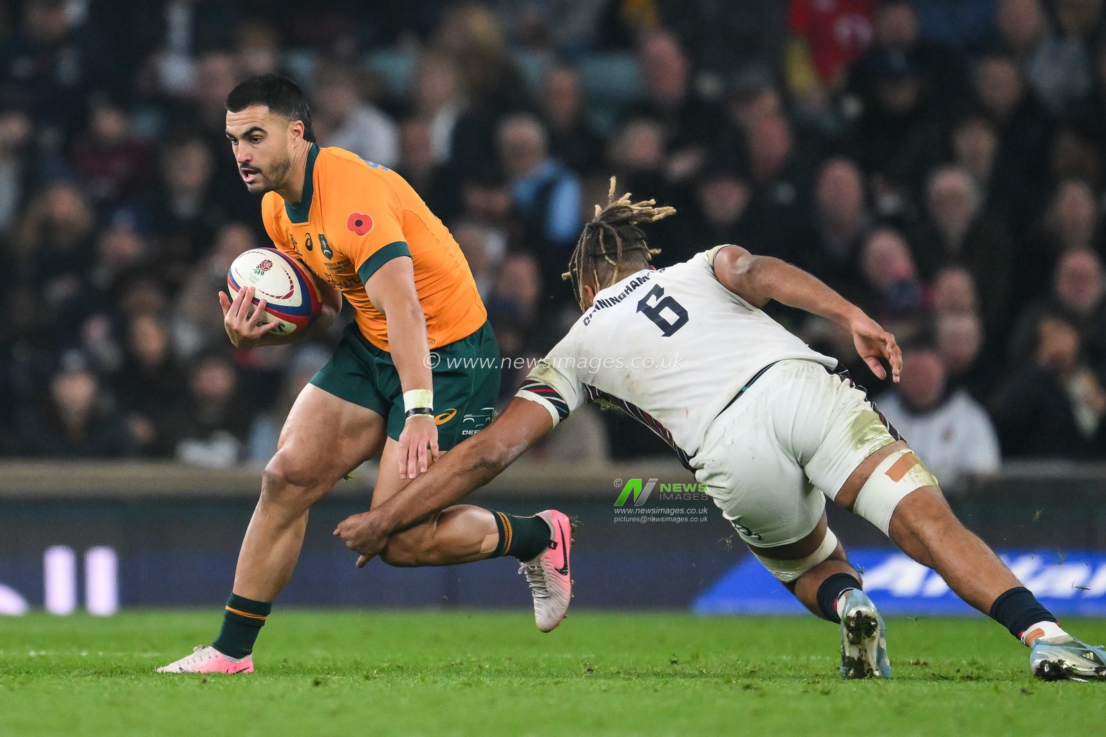 Tom Wright of Australia evades the tackle of Chandler Cunningham-South of England during the Autumn Nations Series match England vs Australia at Allianz Stadium, Twickenham, United Kingdom, 8th November 2024

(Photo by Craig Thomas/News Images)