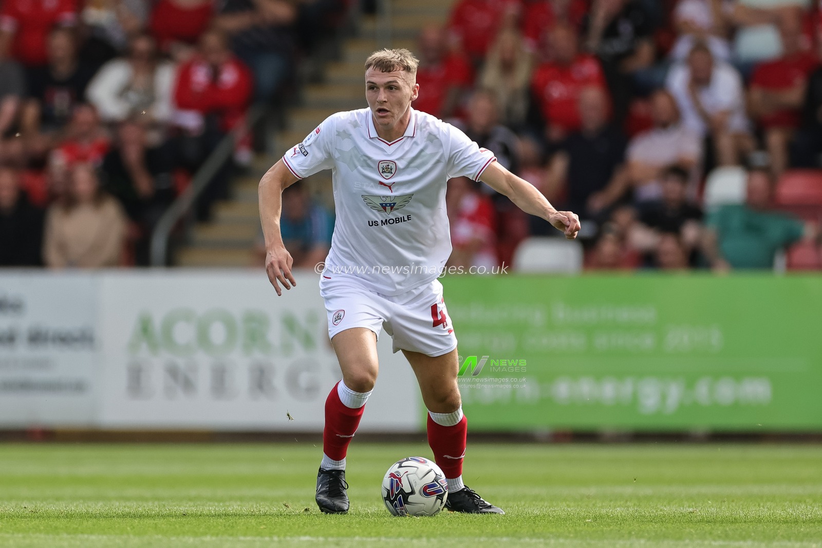 Jack Shepherd #41 of Barnsley in action during the Sky Bet League 1 match Cheltenham Town vs Barnsley at The Jonny-Rocks Stadium, Cheltenham, United Kingdom, 2nd September 2023

(Photo by Mark Cosgrove/News Images)
