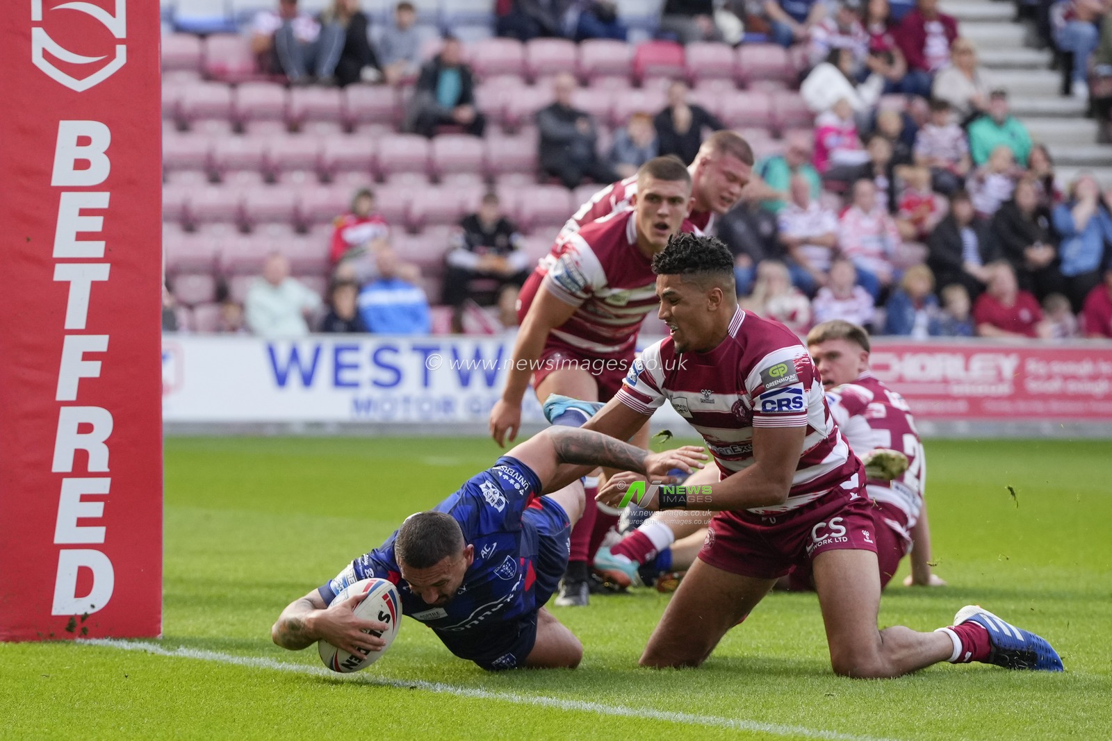 Elliot Minchella #13 of Hull KR dives over the line to score a try during the Betfred Super League Semi Final match Wigan Warriors vs Hull KR at DW Stadium, Wigan, United Kingdom, 7th October 2023

(Photo by Steve Flynn/News Images)