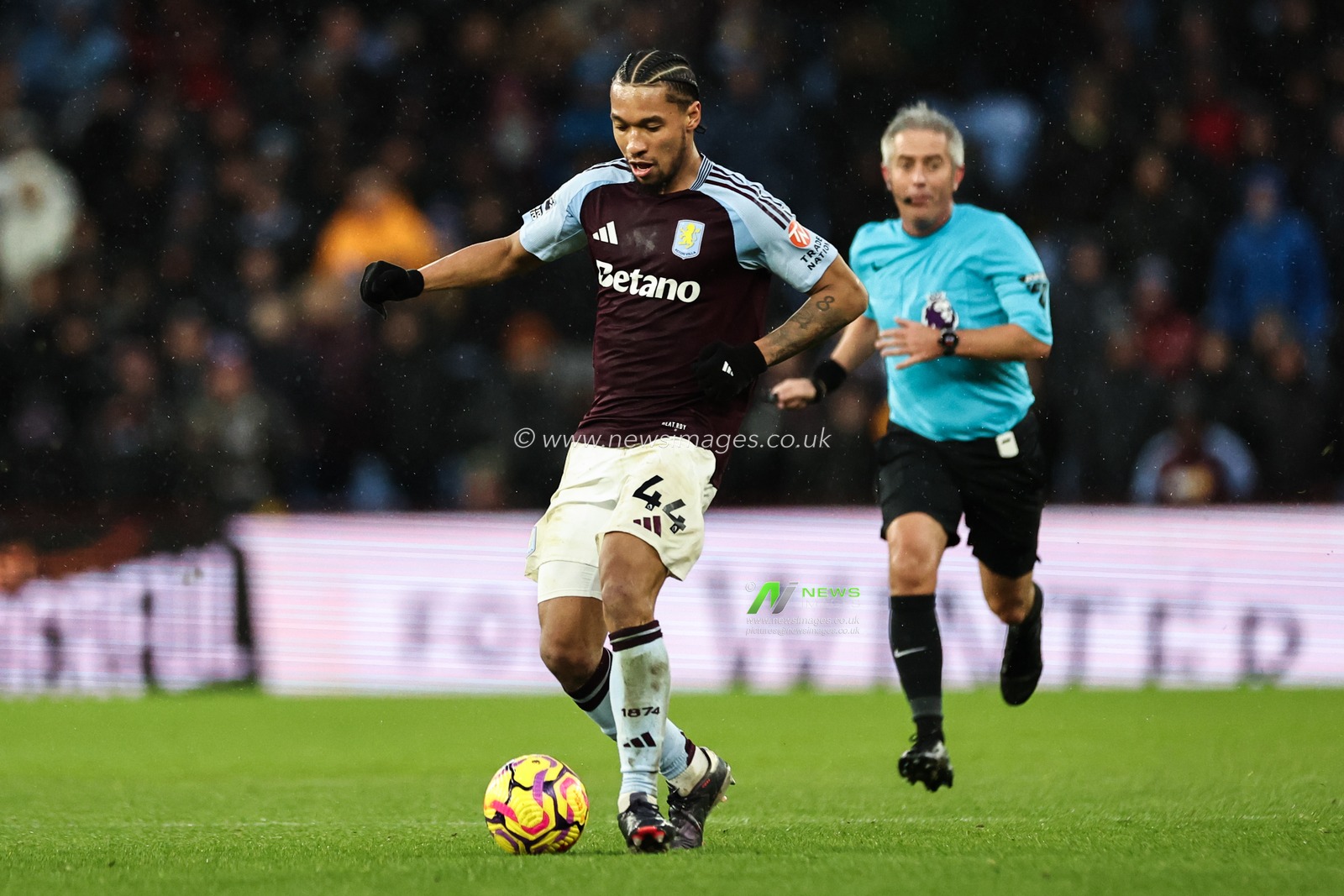Boubacar Kamara of Aston Villa goes forward with the ball during the Premier League match Aston Villa vs Southampton at Villa Park, Birmingham, United Kingdom, 7th December 2024

(Photo by Mark Cosgrove/News Images)