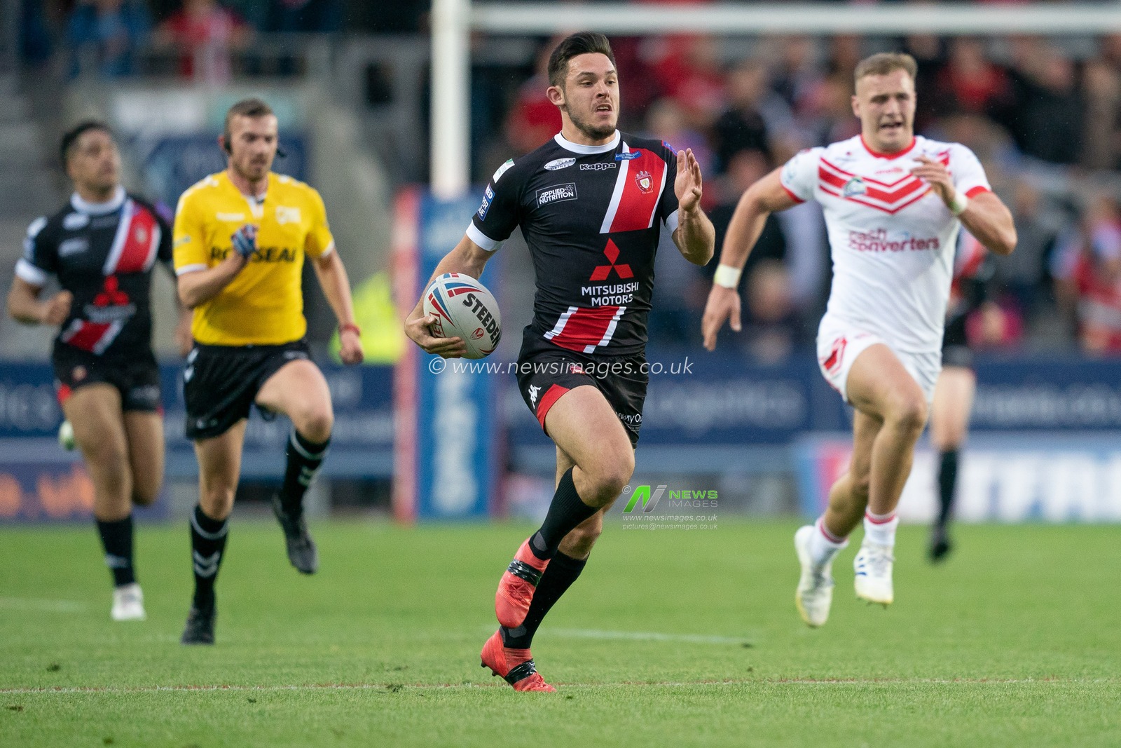 Salford Red Devils's Niall Evalds in action during todays match

17th May 2019 , Totally Wicked Stadium, St Helens, England;  Betfred Super League, Round 15, St Helens vs Salford Red Devils ; 

Credit: Terry Donnelly/News Images