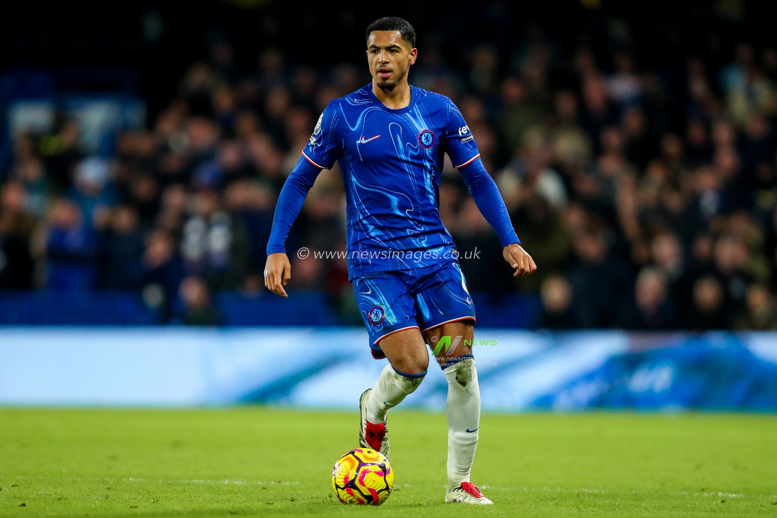 Levi Colwill of Chelsea runs with the ball during the Premier League match Chelsea vs Fulham at Stamford Bridge, London, United Kingdom, 26th December 2024

(Photo by Izzy Poles/News Images)