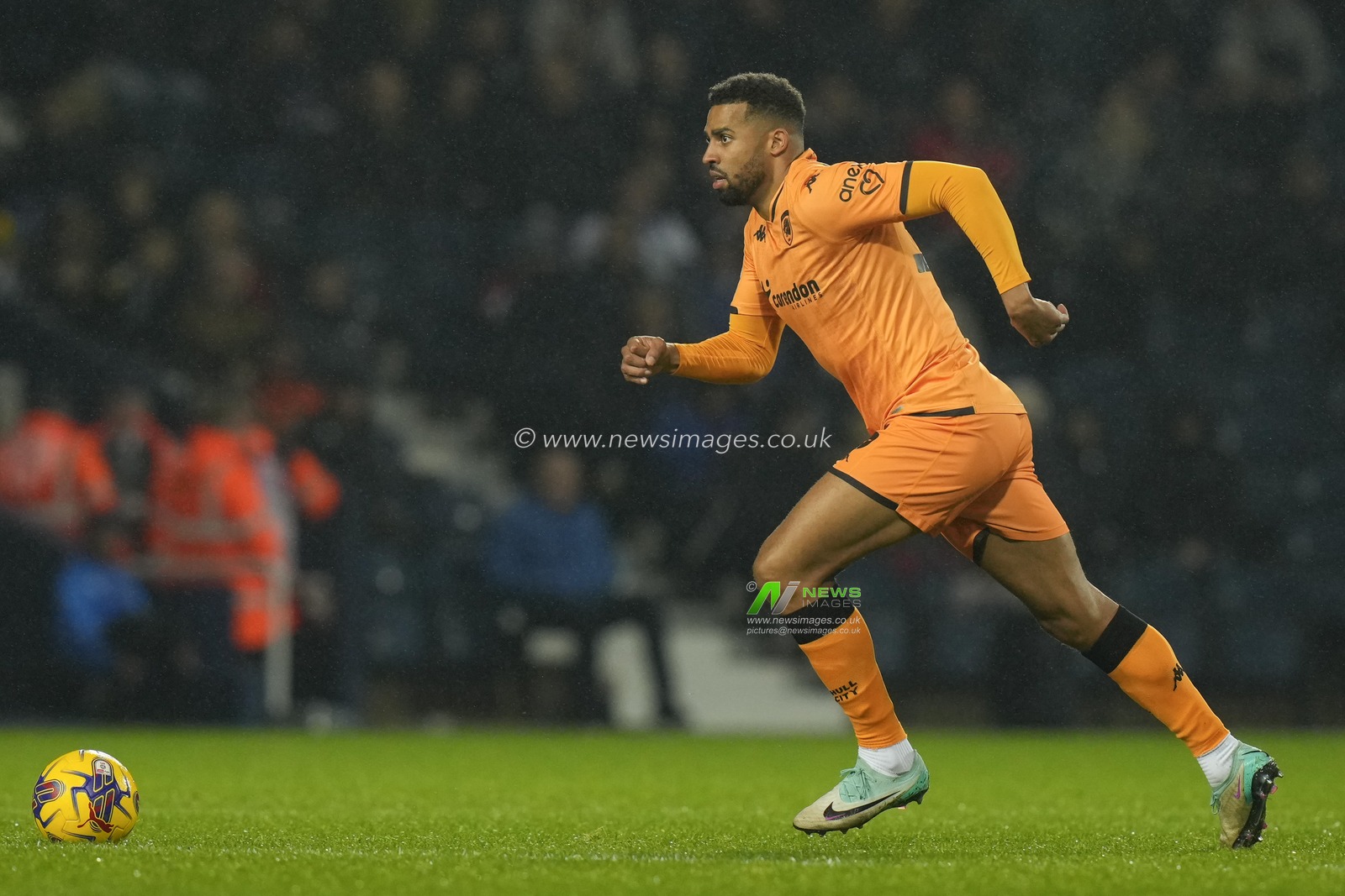 Cyrus Christie #33 of Hull City during the Sky Bet Championship match West Bromwich Albion vs Hull City at The Hawthorns, West Bromwich, United Kingdom, 4th November 2023

(Photo by Steve Flynn/News Images)