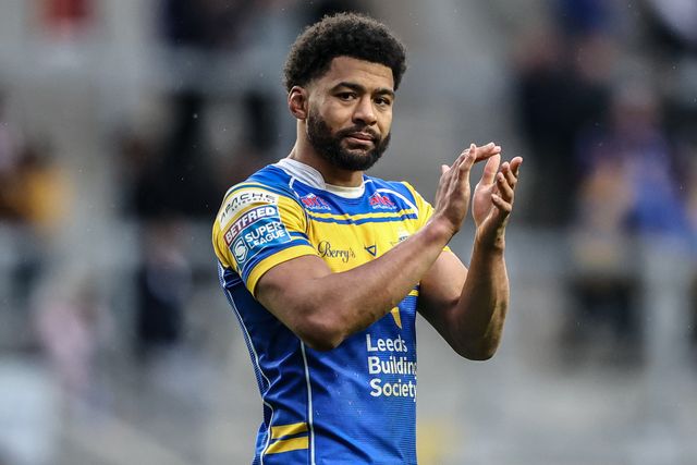 Kallum Watkins of Leeds Rhinos applauds the fans after the game during the Betfred Super League Round 8 match Leeds Rhinos vs Huddersfield Giants at Headingley Stadium, Leeds, United Kingdom, 18th April 2025

(Photo by Alfie Cosgrove/News Images)