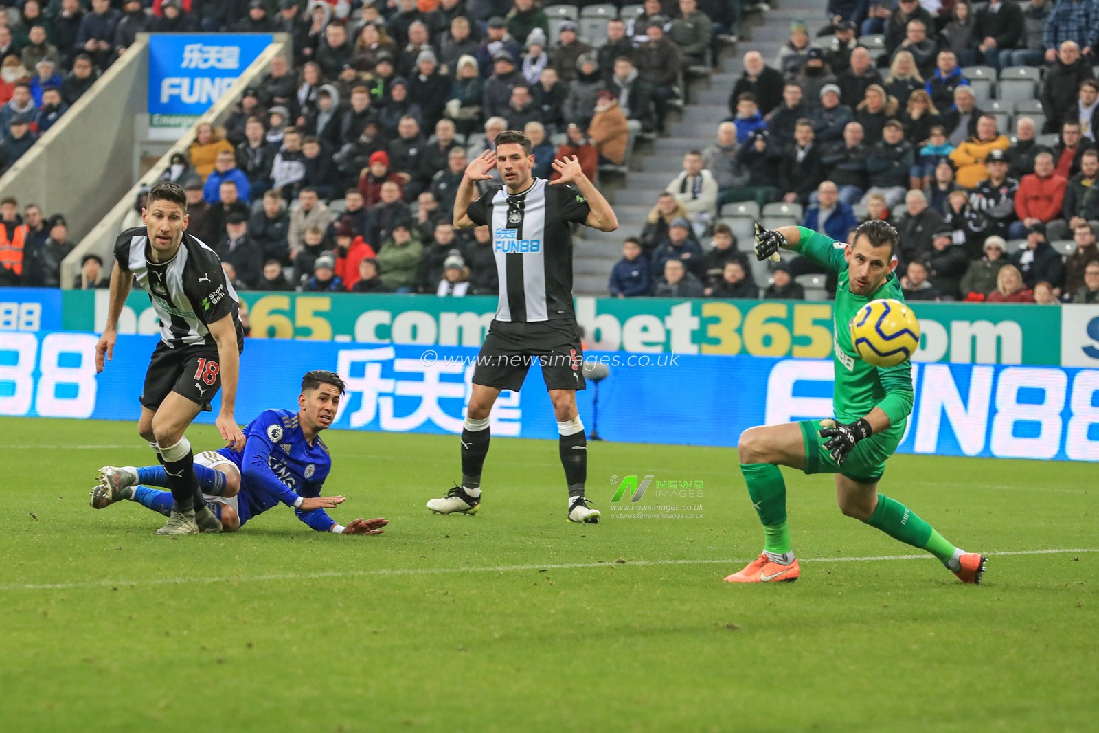1st January 2020, St. James's Park, Newcastle, England; Premier League, Newcastle United v Leicester City : Ayoze Perez (17) of Leicester City scores to make it 0-1

Credit: Mark Cosgrove/News Images