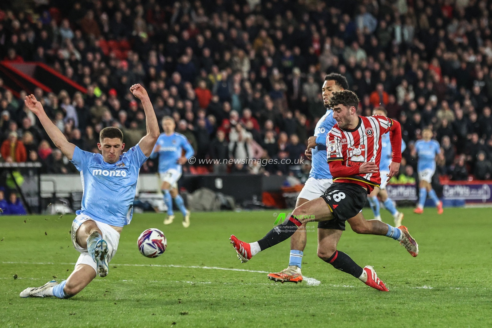 Bobby Thomas of Coventry City blocks a shot from Thomas Cannon of Sheffield United during the Sky Bet Championship match Sheffield United vs Coventry City at Bramall Lane, Sheffield, United Kingdom, 28th March 2025

(Photo by Alfie Cosgrove/News Images)