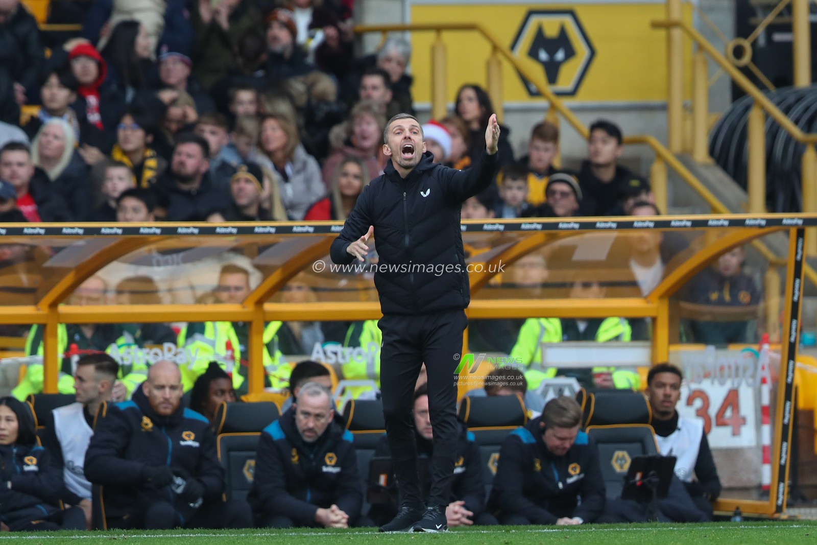 Gary O'Neil manager of Wolverhampton Wanderers gives his players instructions during the Premier League match Wolverhampton Wanderers vs Chelsea at Molineux, Wolverhampton, United Kingdom, 24th December 2023

(Photo by Gareth Evans/News Images)