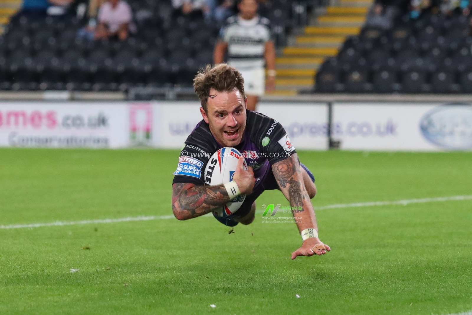 Richie Myler (16) of Leeds Rhinos scores a try