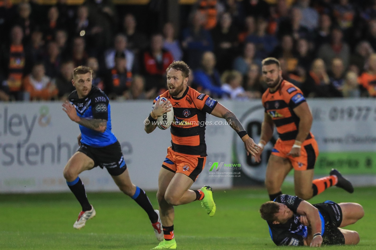 5th September 2019 , Mend-A-Hose Jungle, England; Betfred Super League, Round 28, Castleford Tigers vs Hull FC ; Jordan Rankin (32) of Castleford Tigers makes a break that leads to Cheyse Blair (35) of Castleford Tigersâ€™s try


Credit: Mark Cosgrove/News Images