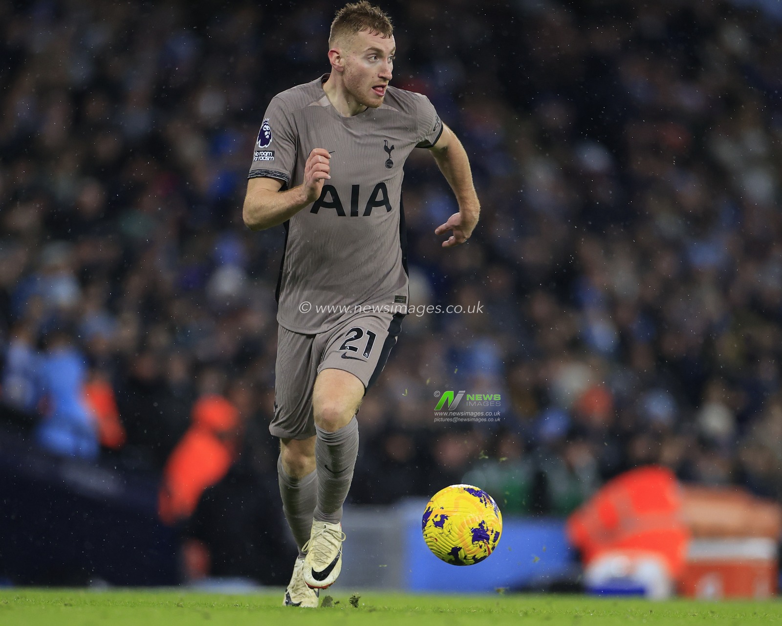 Dejan Kulusevski #21 of Tottenham Hotspur runs with the ball during the Premier League match Manchester City vs Tottenham Hotspur at Etihad Stadium, Manchester, United Kingdom, 3rd December 2023

(Photo by Conor Molloy/News Images)
