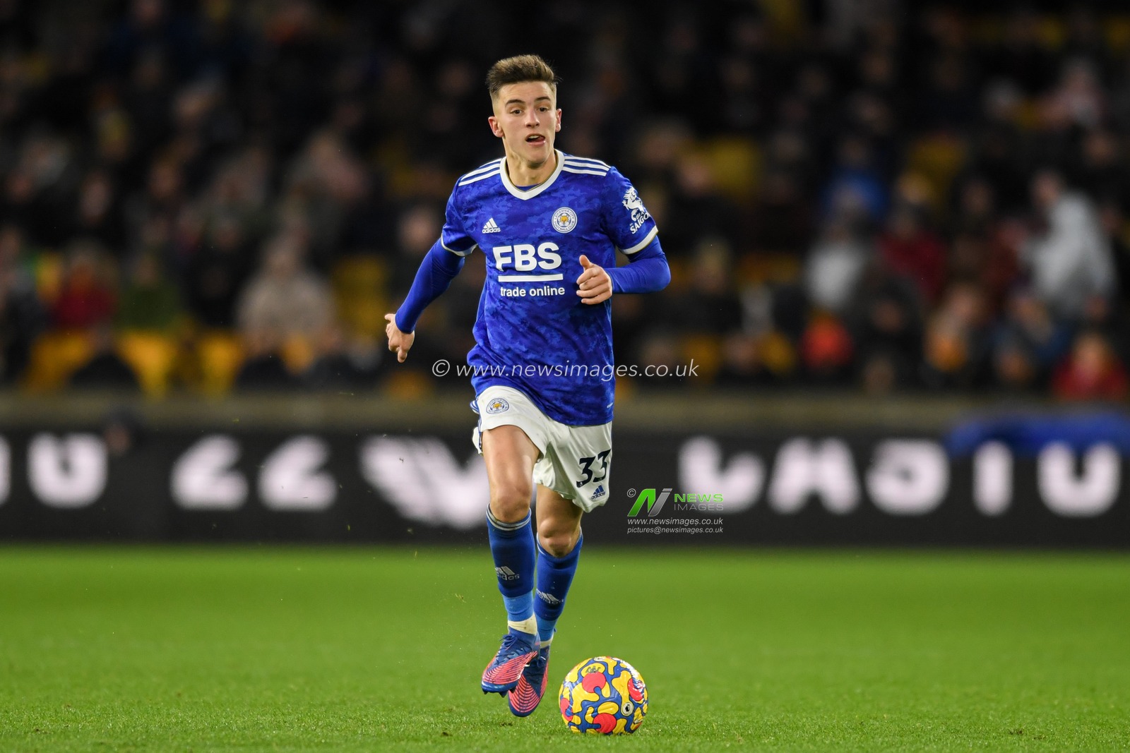 Luke Thomas #33 of Leicester City runs forward with the ball