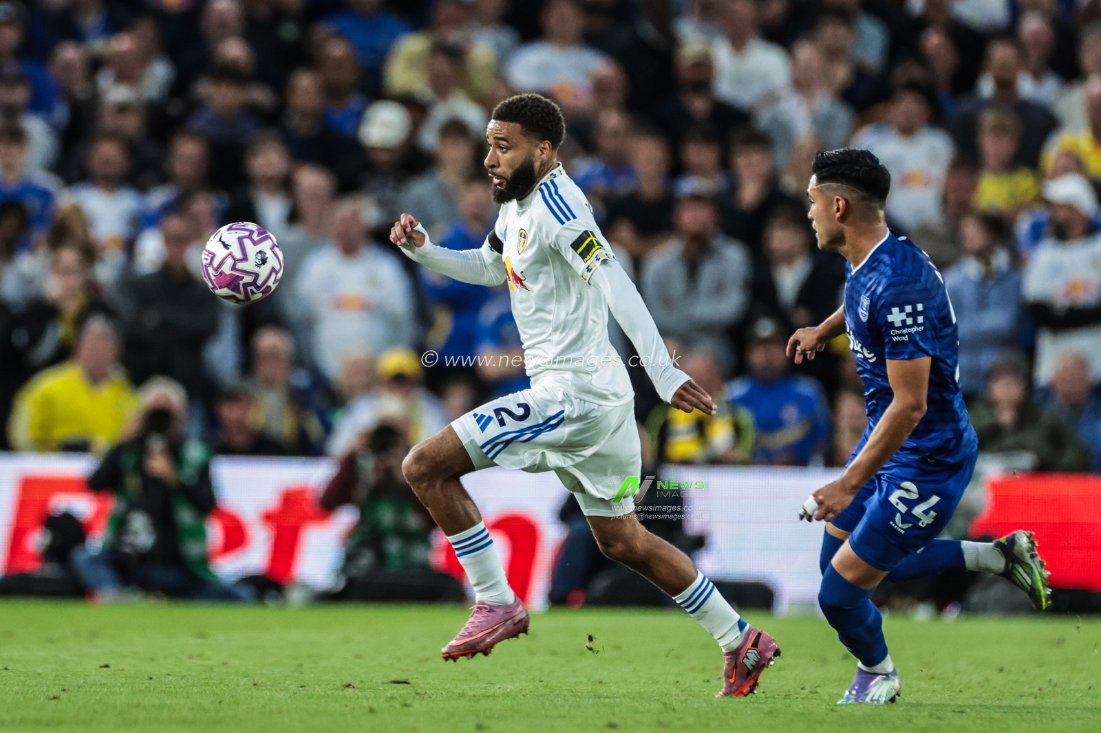 Jayden Bogle of Leeds United breaks with the ball during the Premier League match Leeds United vs Everton at Elland Road, Leeds, United Kingdom, 18th August 2025

(Photo by Mark Cosgrove/News Images)