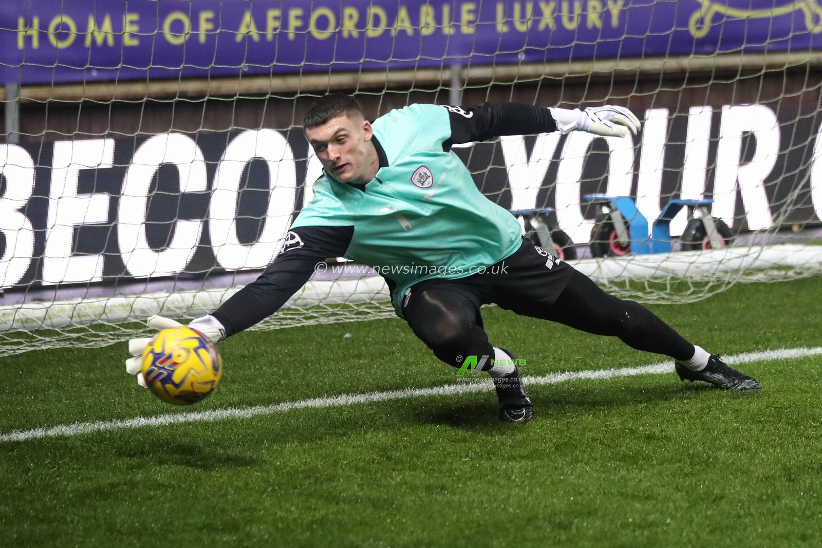 Liam Roberts of Barnsley in the pregame warmup session during the Sky Bet League 1 match Oxford United vs Barnsley at Kassam Stadium, Oxford, United Kingdom, 23rd January 2024

(Photo by Alfie Cosgrove/News Images)