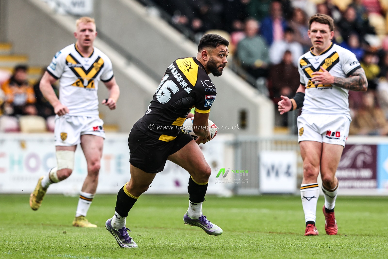 Justin Sangaré of York Knights breaks with the ball during the Betfred Super League round 12 match York Knights vs Castleford Tigers at LNER Community Stadium, York, United Kingdom on 16 May 2026

(Photo by Alfie Cosgrove/News Images)