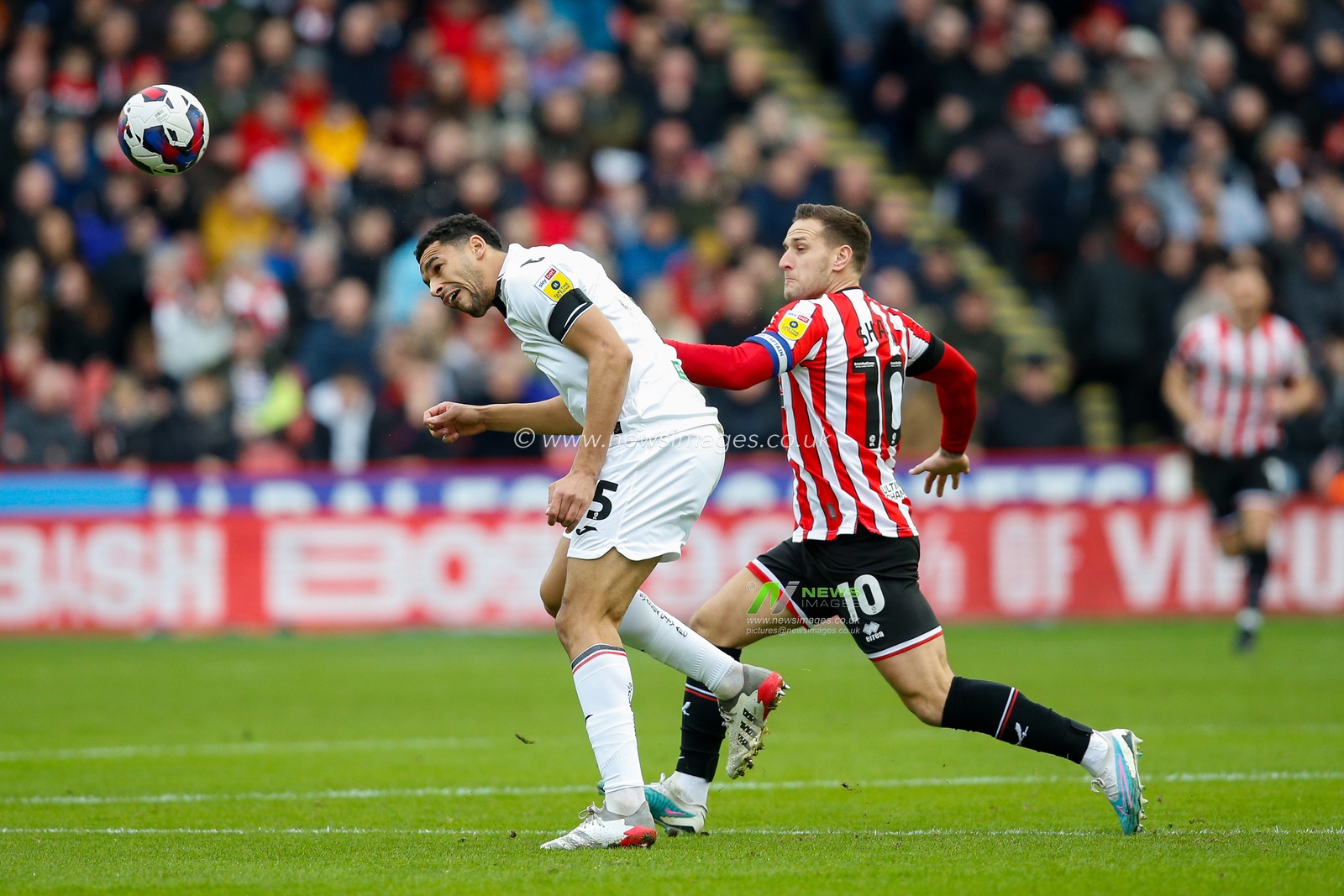 Billy Sharp #10 of Sheffield United and Ben Cabango #5 of Swansea City during the Sky Bet Championship match Sheffield United vs Swansea City at Bramall Lane, Sheffield, United Kingdom, 11th February 2023

(Photo by Ben Early/News Images)