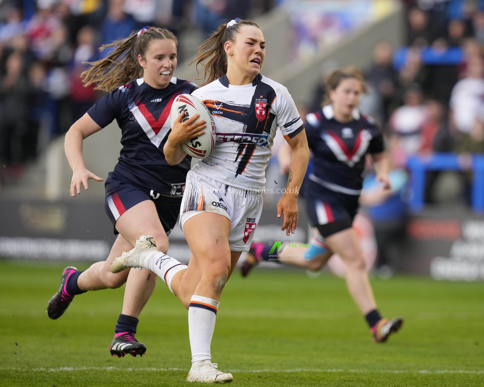 Hollie-Mae Dodd #12 of England makes a break during the Mid Season International match England Women vs France Women at Halliwell Jones Stadium, Warrington, United Kingdom, 29th April 2023

(Photo by Steve Flynn/News Images)
