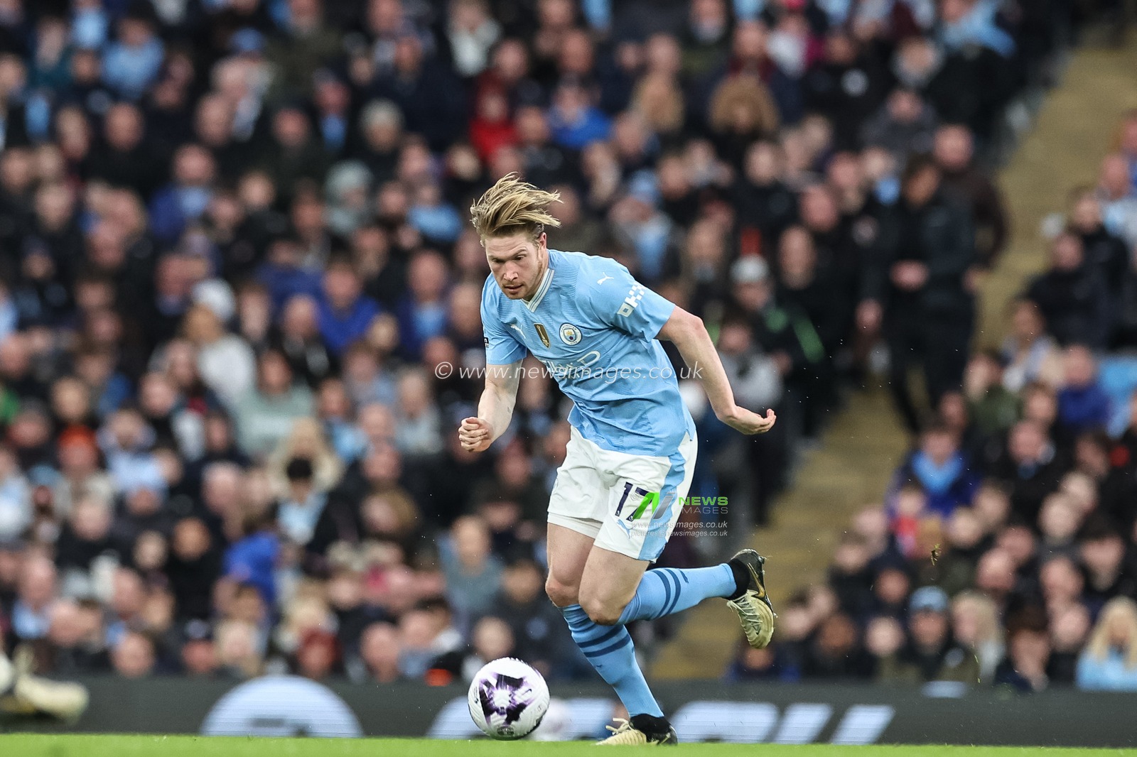 Kevin De Bruyne of Manchester City breaks with the ball during the Premier League match Manchester City vs Manchester United at Etihad Stadium, Manchester, United Kingdom, 3rd March 2024

(Photo by Mark Cosgrove/News Images)