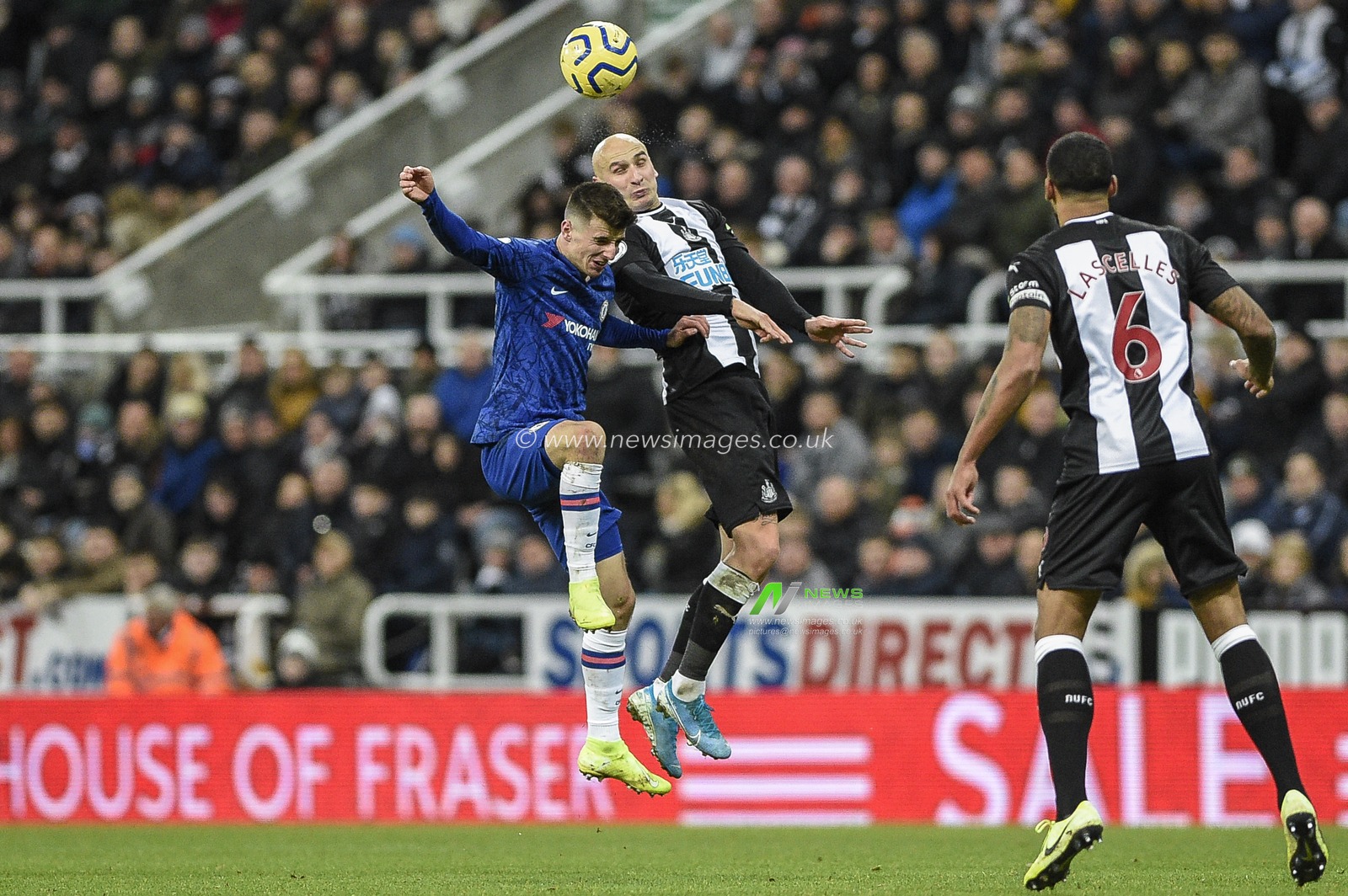 18th January 2020, St. James's Park, Newcastle, England; Premier League, Newcastle United v Chelsea : Jonjo Shelvey (8) of Newcastle United in an aerial challenge with Mason Mount (19) of Chelsea 

Credit: Iam Burn/News Images