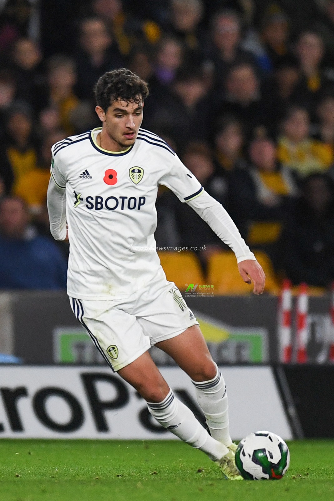 Sonny Perkins #16 of Leeds United during the Carabao Cup match Wolverhampton Wanderers vs Leeds United at Molineux, Wolverhampton, United Kingdom, 9th November 2022

(Photo by Mike Jones/News Images)