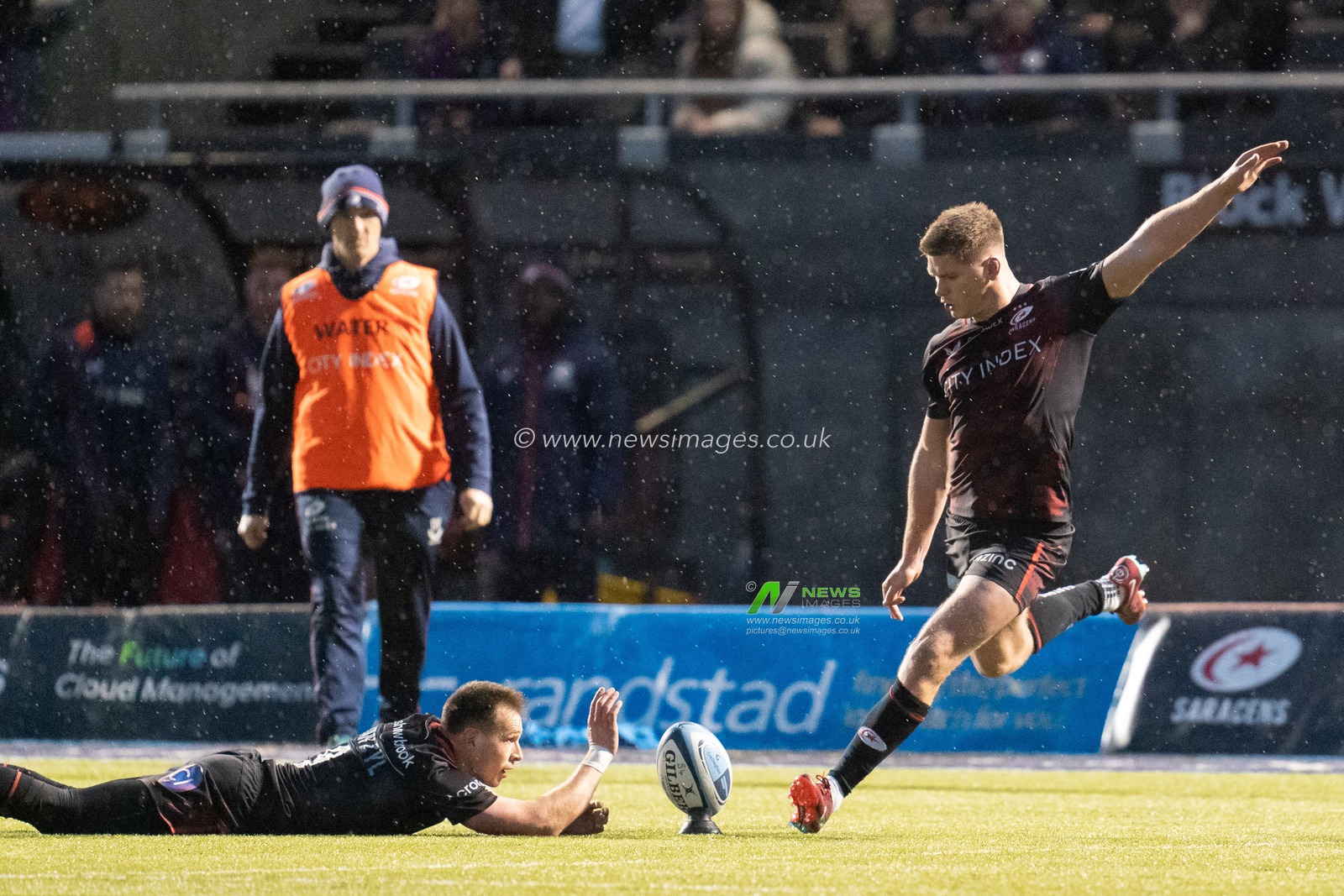 Owen Farrell #10 of Saracens converts the try kick during the Gallagher Premiership match Saracens vs Exeter Chiefs at StoneX Stadium, London, United Kingdom, 31st December 2022

(Photo by Richard Washbrooke/News Images)