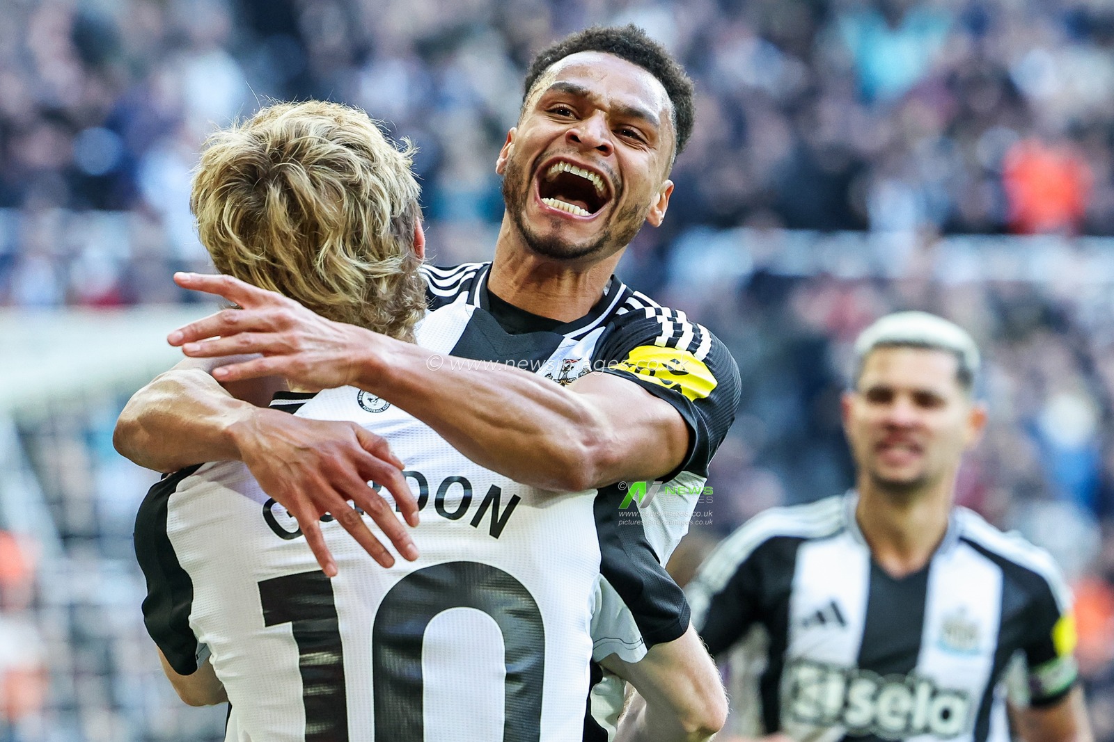 Jacob Murphy of Newcastle United celebrates his goal to make it 1-0 during the Premier League match Newcastle United vs Fulham at St. James's Park, Newcastle, United Kingdom, 1st February 2025

(Photo by Mark Cosgrove/News Images)