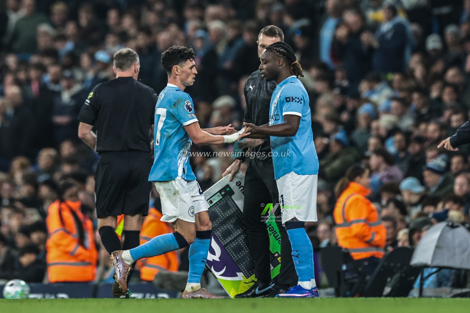 Phil Foden of Manchester City is substituted off for Jeremy Doku of Manchester City during the Premier League match Manchester City vs Nottingham Forest at Etihad Stadium, Manchester, United Kingdom on 04 March 2026

(Photo by Mark Cosgrove/News Images)
