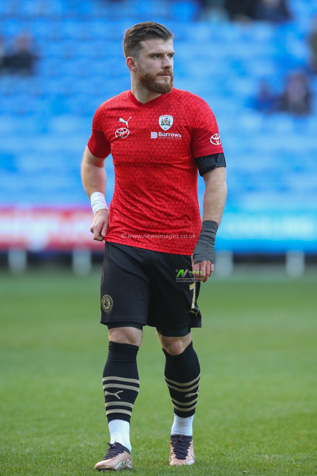 Nicky Cadden #7 of Barnsley during the pre-game warm up ahead of the Sky Bet League 1 match Reading vs Barnsley at Select Car Leasing Stadium, Reading, United Kingdom, 9th December 2023

(Photo by Gareth Evans/News Images)